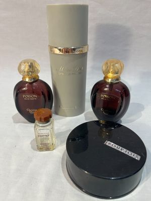 trois flacons de parfum posés l'un à côté de l'autre sur une surface blanche