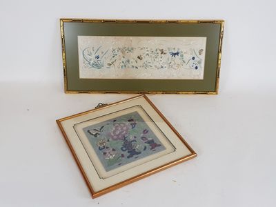 Deux broderies sur soie à décor floral, encadrées sous verre…