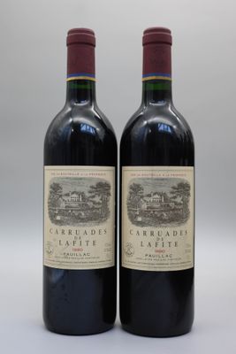 deux bouteilles de vin rouge posées l'une à côté de l'autre sur une table