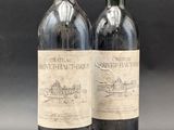deux bouteilles de vin rouge posées l'une à côté de l'autre sur une table