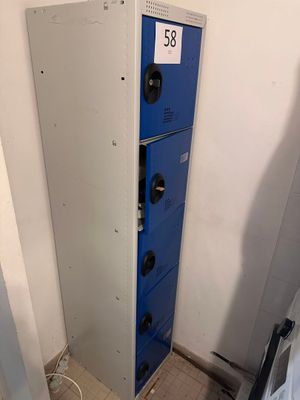 un casier bleu dans un coin des toilettes