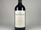 gros plan d'une bouteille de vin sur une table