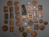 de nombreux types de pièces accrochés au mur