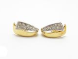 une paire de boucles d'oreilles en or et diamants sur fond blanc