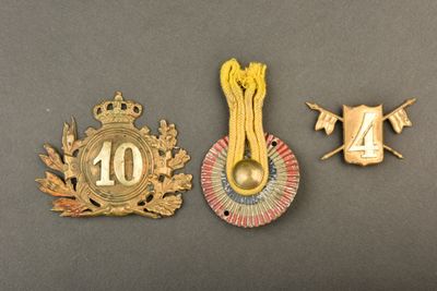 deux médailles et une médaille posées sur une table avec un fond noir
