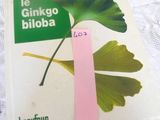 un livre orné d'un ruban rose, posé sur une table