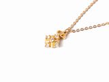 un gros plan d'un collier en or orné d'un petit diamant