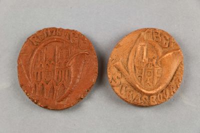 Deux curieux insignes du 1er BCP et 1er GC en terre cuite.