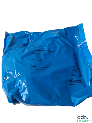 un sac en plastique bleu avec une poignée bleue sur fond blanc