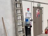 une échelle appuyée contre un mur dans un immeuble