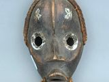 une image représentant un masque en bois percé de trous au niveau du visage