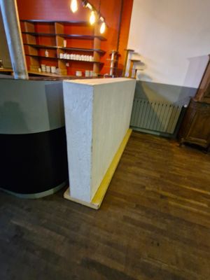 Trois séparateurs de salle sur roulettes en bois peint