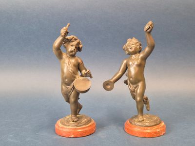 paire de figurines anciennes en bronze représentant des chérubins tenant un bol