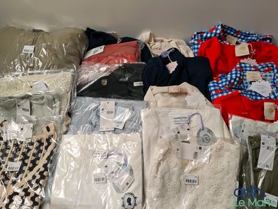 de nombreux types de vêtements sont exposés dans le magasin