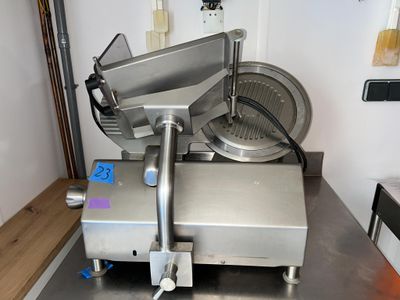 une machine posée sur une table dans une cuisine
