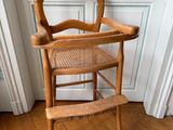 une chaise en bois posée sur un parquet