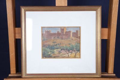 tableau représentant un château au loin, avec un chevalet en bois devant