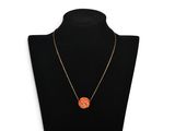 un collier avec une fleur d'oranger sur une chaîne en or