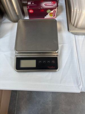 une photo d'une balance de cuisine posée sur un plan de travail