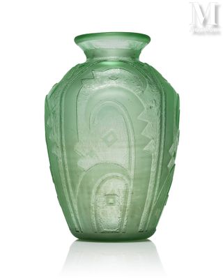 un vase en verre vert orné de l'image d'une femme