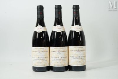 trois bouteilles de vin posées sur une table blanche