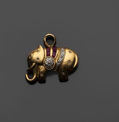 un pendentif en forme d'éléphant avec un diamant et un rubis dans la trompe