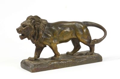 statue en bronze représentant un lion, posée sur un socle en marbre, sur fond blanc