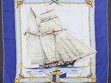 un drapeau bleu et blanc sur lequel figure un bateau