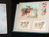 deux livres illustrés, posés sur une table