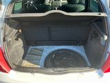 le coffre d'une voiture avec un caisson de basses dedans