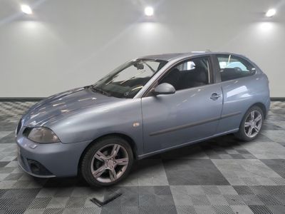 la photo d'une voiture garée dans un garage