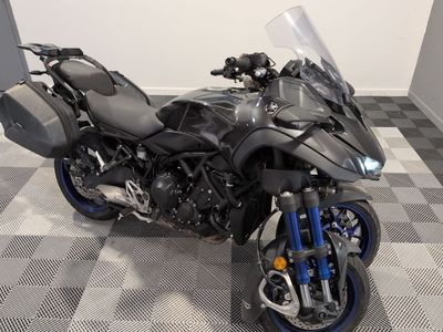 une moto garée sur un sol en damier