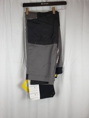 le pantalon est suspendu à un cintre accroché au mur