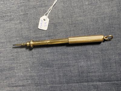 un stylo posé sur une table