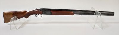 un fusil de chasse avec un canon en bois et un support en verre transparent