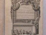 un livre ouvert sur lequel figurent l'image d'un oiseau et d'un vase