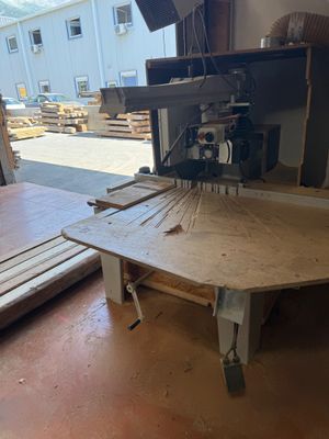 une photo d'une table sur laquelle est posée une scie