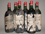 quatre bouteilles de vin sont alignées sur une table