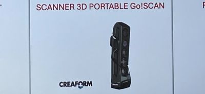 une grande publicité pour une télécommande apposée sur la façade d'un immeuble