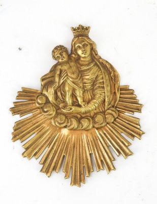 une image représentant une statue en or de la Vierge à l'Enfant