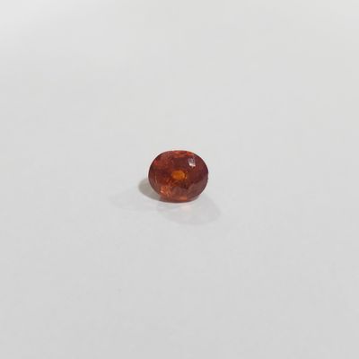 un saphir orange sur un fond blanc