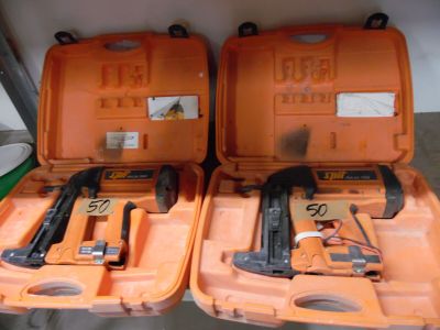 deux coffrets à outils orange contenant des outils