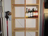 une grande étagère en bois sur laquelle sont posées des bouteilles de vin