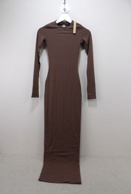 La robe est marron et a des manches longues.