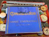 un livre bleu posé dans une boîte rouge sur une table