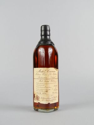une bouteille de whisky posée sur une table