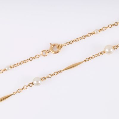 une paire de bracelets composés d'une chaîne en or et de perles