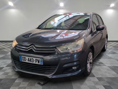 la voiture est garée dans le garage sur le sol en damier