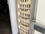 une pile de caisses posée par terre à côté d'une porte