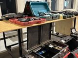 de nombreux outils posés sur la table dans la pièce